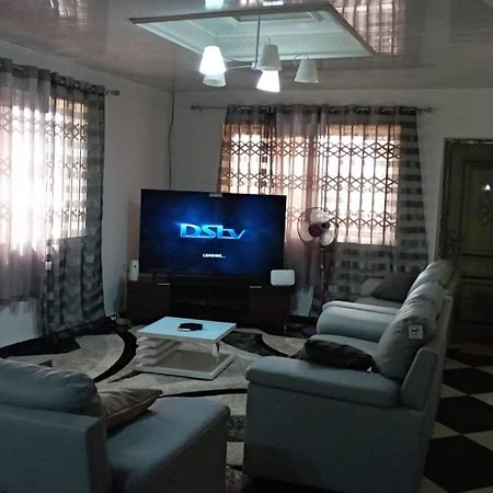 Well Presented Apartment With 2 Master Bedrooms. Freetown Esterno foto