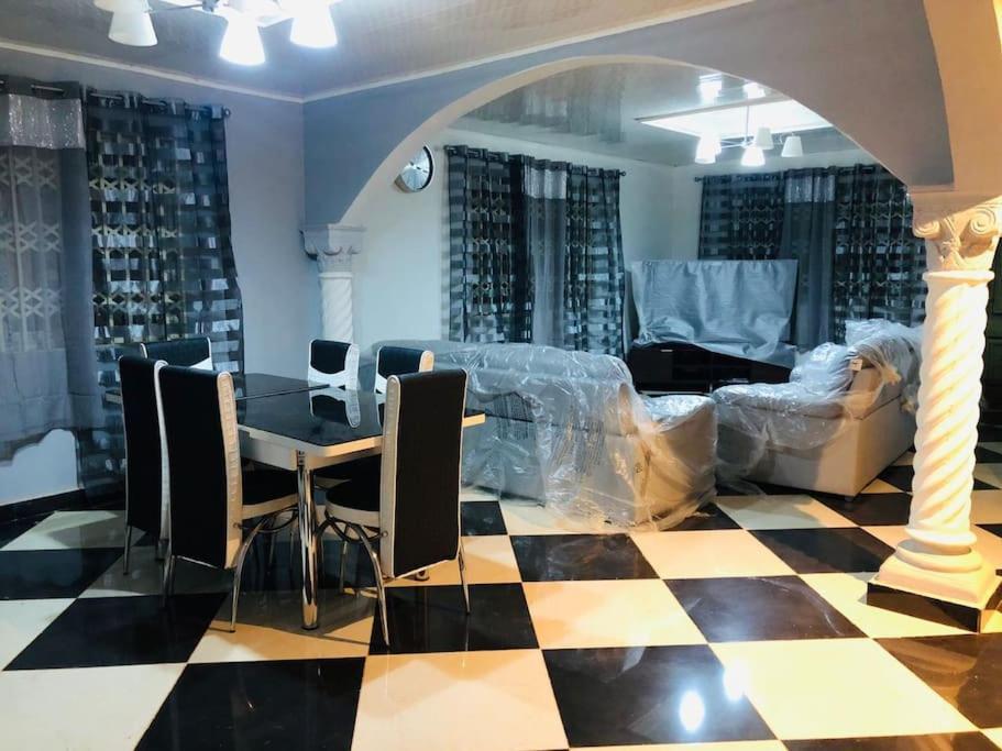 Well Presented Apartment With 2 Master Bedrooms. Freetown Esterno foto