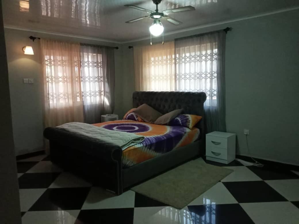 Well Presented Apartment With 2 Master Bedrooms. Freetown Esterno foto