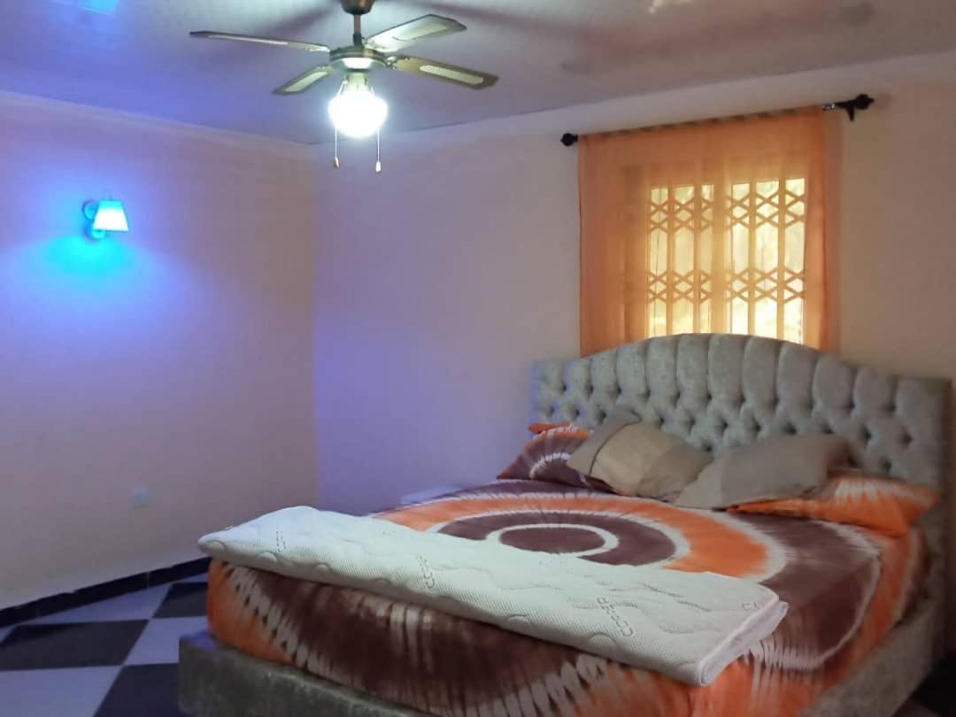 Well Presented Apartment With 2 Master Bedrooms. Freetown Esterno foto