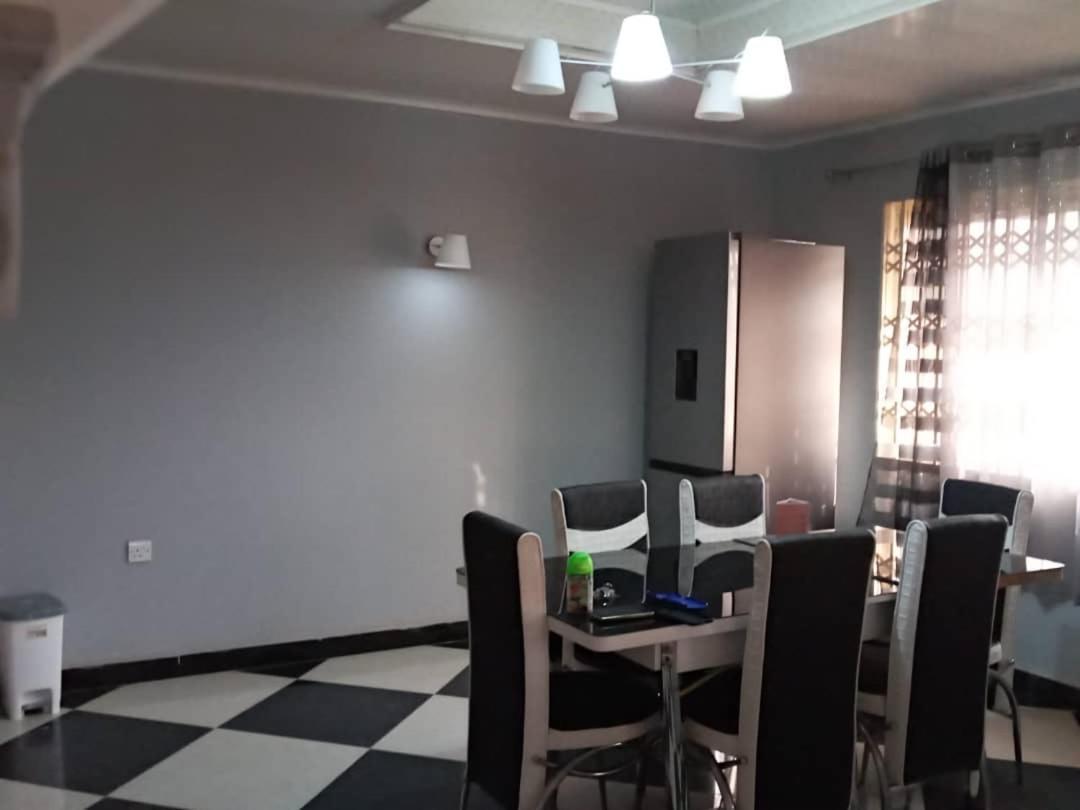 Well Presented Apartment With 2 Master Bedrooms. Freetown Esterno foto