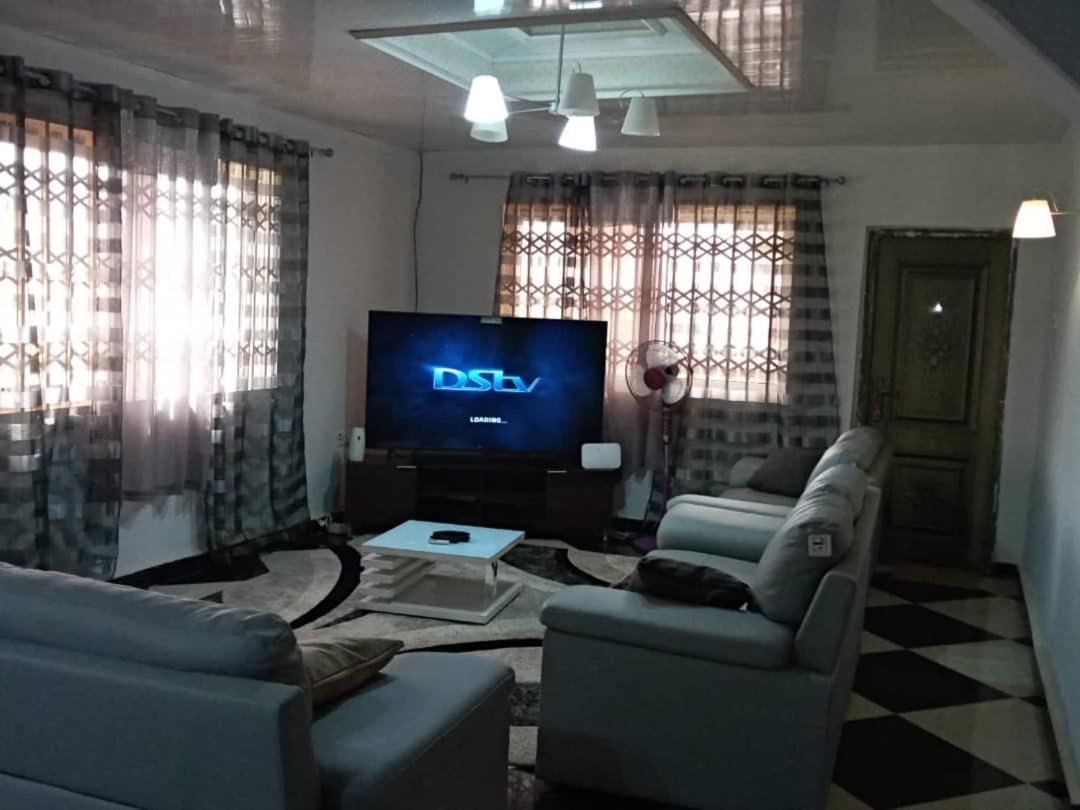 Well Presented Apartment With 2 Master Bedrooms. Freetown Esterno foto